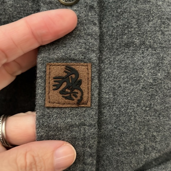 Legendary Whitetails Buck Camp Flannel Gray Shirt Men's Size MD - Picture 4 of 7